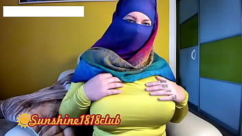 Ortadoğulu Başörtülü Arap Kızının Iri Göğüsleriyle 2 Kasım Canlı Yayını