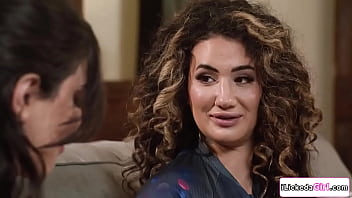 İri Göğüslü Arap Lezbiyen Kurye Kızın Yüzüne Oturması