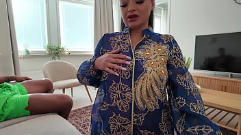 Acemi Arap Karısı, Kocasının Önünde Dev Siyah Sikle Delicesine Beceriliyor