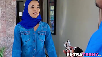 18 Yaşındaki Arap Maya Bijou’nun Boğazına Ve Yüzüne Üçlü Zevk Yağmuru