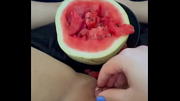 Karpuzla Çılgınca Mastürbasyon Yapan Los Angeleslı Arap Kızın Ateşli Amatör Pornosu – Meyveli Şehvet Ve Aşırı Yaratıcı Orgazm Teknikleri