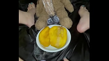 18 Yaşındaki Bakire Kızın Amcığında Mango – Genç Kızın Mastürbasyonu – Müstehcen Yemek Fetişi – Arap Pamuk Prensesi – Los Angeles