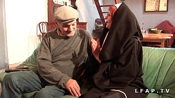 Yaşlı Rahibenin Papy Ve Dostu Tarafından Sertçe Becerilip Götten Sikilmesi