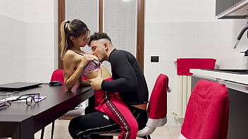 İtalyan Sekreter Patronu Baştan çıkarıyor. Sonunda Içinde Sik, Yüzüne Boşalma Ve Ayakla Tatmin. İtalyanca Diyalog.