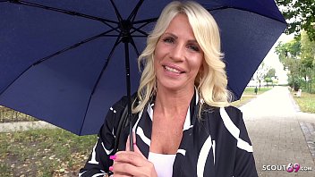 Alman Keşif Kızı – Seksi Milf Tiffany Sokakta Yakalanıp Kandırılarak Sikişiyor