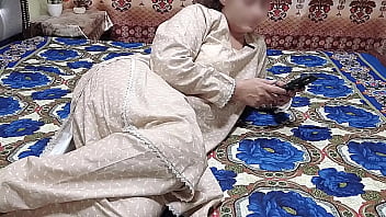 Arap Patronu Tarafından Köpek Pozisyonunda Sertçe Sikilen Pakistanlı Kız, Hintçe Sesli Desi Teyze Seks