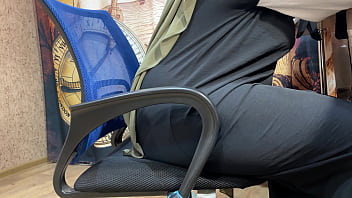 Başörtülü Kadın Iş Yerinde Külotunun üzerinden Kendini Okşuyor