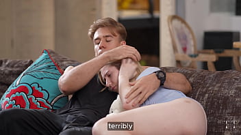 Üvey Babasının Sert Aleti Bu Sürtük Kızı Deliğine Kadar Doldurup İyileştirecek