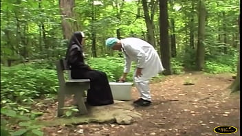 Mezarlıkta Bir Rahibe, Geçici Bir Doktor Tarafından Becerilmek Için Dua Etmeye Hiç De Isteksiz Değil