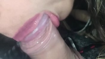 Acemi Bir Kızın Kamusal Alanda Yaptığı Yasak Oral Zevkler