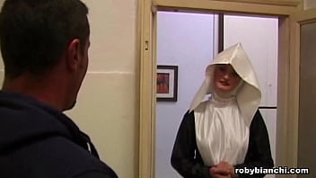 Genç Rahibe şehvetin Kıskacında Eriyor Ve Ateşli Bir Fırtınada Kayboluyor