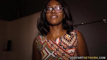 Siyah Güzeli Skyler Nicole Devasa Yarakla İlk Analını Glori Hole’da Deniyor