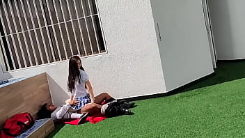 Okul çatısında Genç Erkeklerin Kameralara Yakalanan Ateşli Sevişme Anları