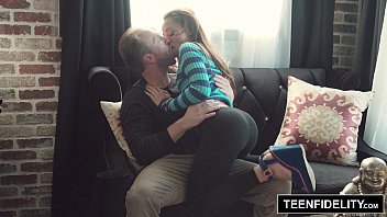 Genç Ve Ateşli Holly Hendrix, Analın Yerine İçine Boşalmayı Tercih Ediyor