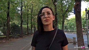 Alman İzci – Sokaktan Topladığım Koca Memeli Dövmeli Genç Natascha’ya İlk Analseks Tecrübesi